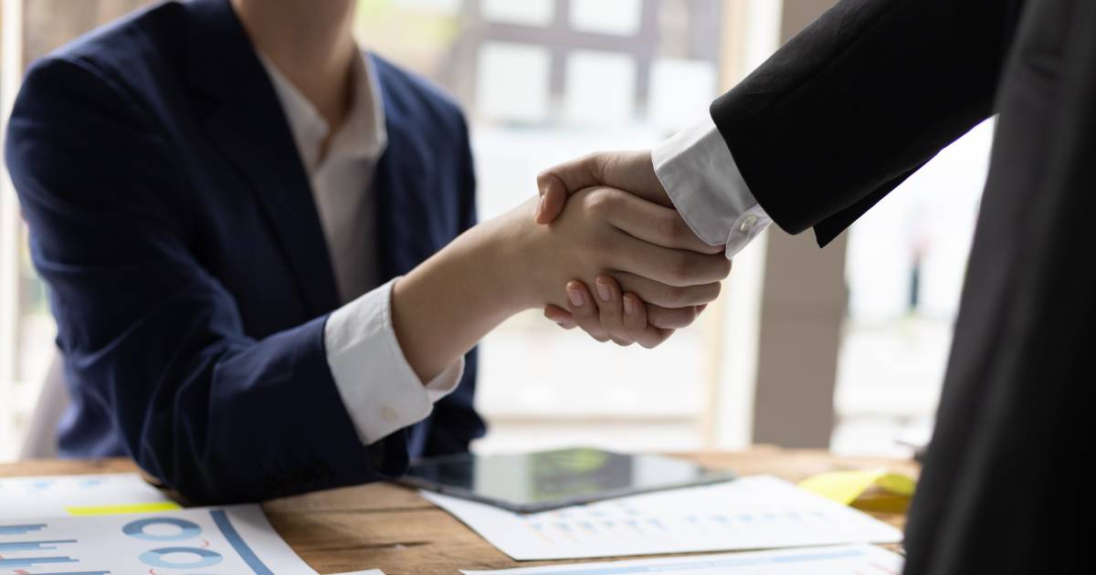 Personne faisant un contrat de secrétariat social